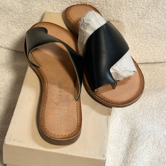 Women's Chinese Laundry Gemmy Slide
Sandal, Size 5.5 M - Black - Picture 3 of 14